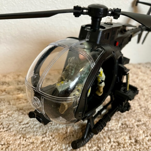 2 plastic toy Army vehicles Tan Jeep & Black Nightstalker Helicopter w/ soldier - Picture 9 of 10